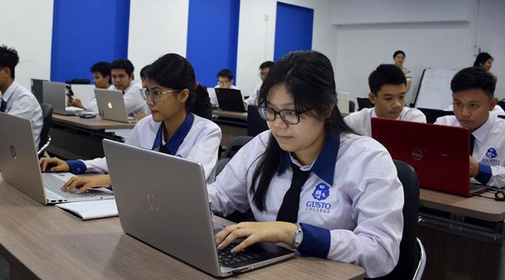 ဆယ်တန်း သို့မဟုတ် IGCSE ဖြေဆိုထားသူများအတွက် University Foundation Programme ( Computing )